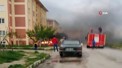 Park halindeki otomobil alev topuna döndü