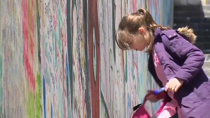 الجزائر: طلبة الجامعات.. حراك أسبوعي وتجميل للشوارع وطلاء الجدران من أجل مستقبل أبيض