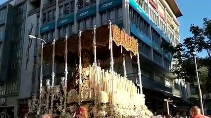 Virgen de la Encarnación llegando a las Setas a sones de Madre Hiniesta
