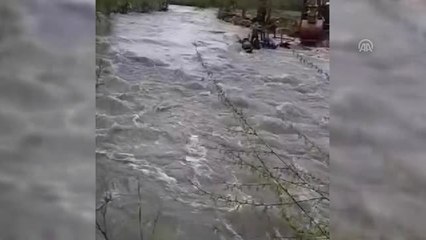 Traktörle Dereyi Geçmek İsterken Mahsur Kalan Aile Kurtarıldı