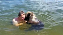 Cet homme russe prend son bain avec son ours de compagnie