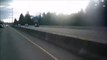 La caméra embarquée de ce motard  filme l'impossible : il  atterrit sur le coffre d'une voiture