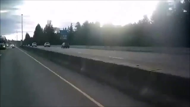 La caméra embarquée de ce motard filme l'impossible : il atterrit sur le coffre d'une voiture