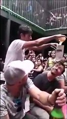 Ce magicien met le feu en faisant un tour avec une bière et un gobelet