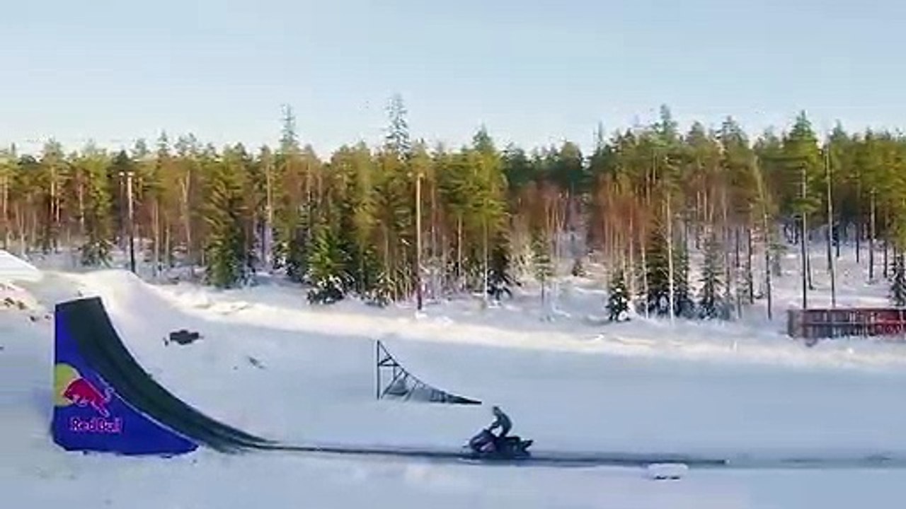Ce pilote réussi un double backflip en motoneige.. Fou