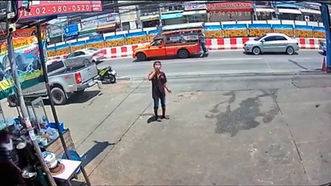 Il se fait percuter par une camionnette en marche arrière et évite le pire... Bon reflexe