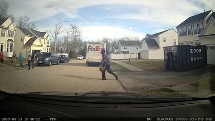 Un livreur FedEx s'arrête pour faire un petit basket avec les jeunes