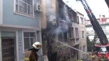Beyoğlu'nda 3 Katlı Ahşap Binada Yangın Çıktı