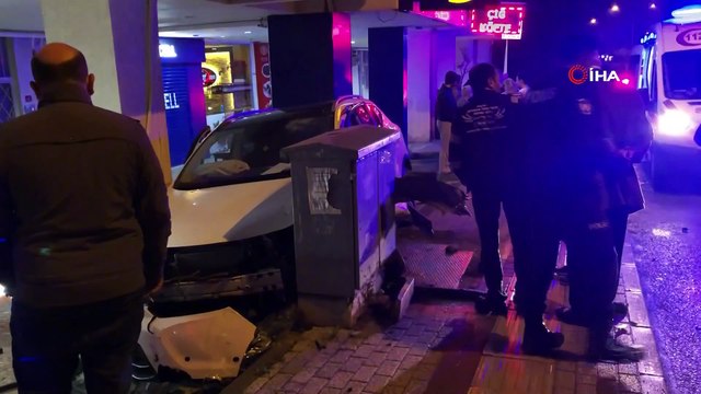 Refüje çarpan otomobil, apartmanın duvarına çarparak durabildi