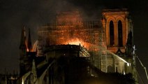 Notre-Dame Yangını: Katedral Yanmadan Önceki Fotoğrafta Görüntülen İkili Sosyal Medyada Aranıyor