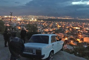 Uçurumda Askıda Kalan Otomobildeki 2 Kişi Yaralandı