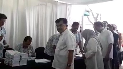 JK dan Istri Kompak Menggunakan Baju Putih saat Mencoblos