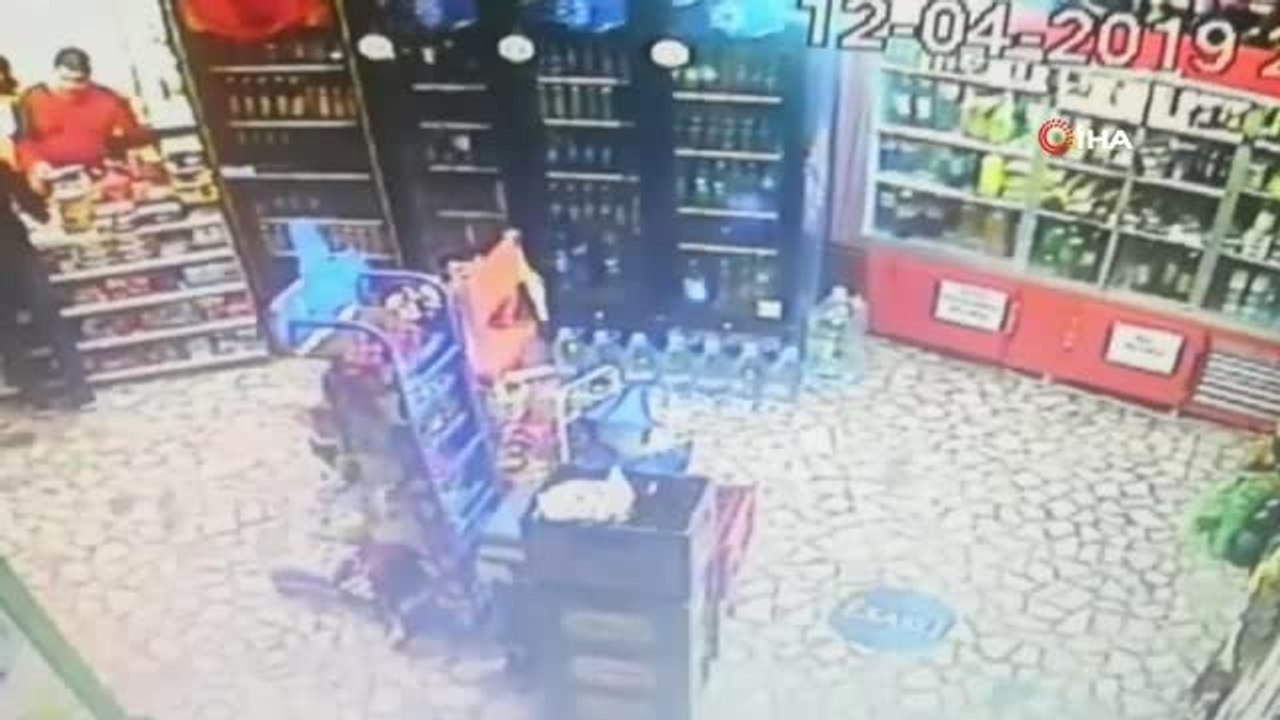 Çaldığı İçki Şişesini Montuna Saklayan Hırsız Kameraya Yakalandı