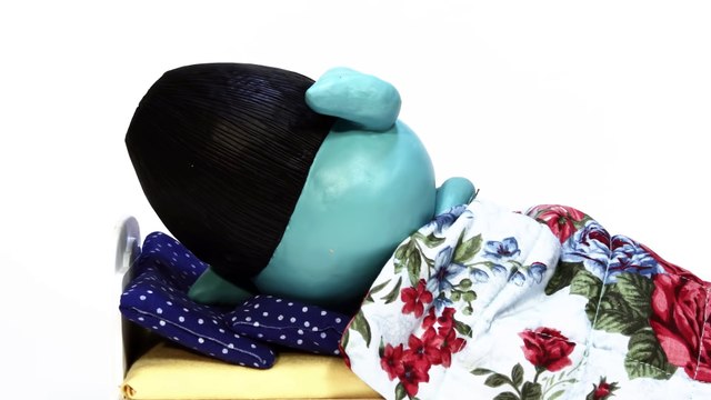 Princess Poppy is Noisy & Branch Can't Sleep! STOP MOTION Trolls Play Doh | Crafty Kids