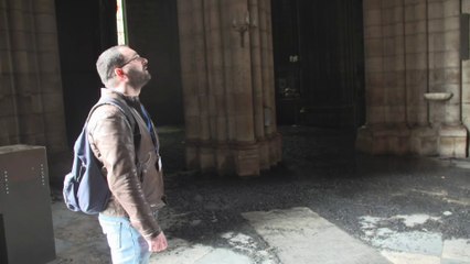 La gorge serrée, le chef des visites guidées de Notre-Dame découvre l'ampleur des dégâts