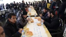 Otogarda mültecilere çorba ikramı... Savcı Sayan: “Bolu tarafında canı çorba çeken belediye başkanı arkadaşlar Ağrı’ya gelsinler”