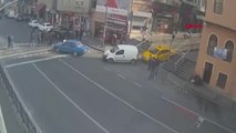 İstanbul- Tarlabaşı'nda Kırmızı Işıkta Geçen Kişiye Otomobilin Çarpması Kamerada
