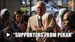 Najib greeted by supporters from Pekan as he arrives at court