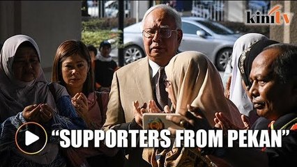 下载视频: Najib greeted by supporters from Pekan as he arrives at court