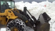 Yüksekova'da baharda karla mücadele çalışması