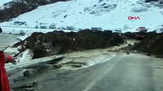 Heyelan nedeniyle Hakkari-Yüksekova karayolu 3 saat ulaşıma kapandı