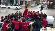 Tezahürat yapan Galatasaraylı taraftarlara otomobil böyle çarptı! - Video 7