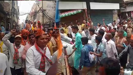 VIDEO: हेमा मालिनी और कांग्रेस प्रत्याशी का रोड शो आया आमने—सामने, कार्यकर्ता भिड़े