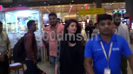 Kesari movie actor Akshay Kumar with wife Twinkle Khanna spotted at Mumbai Airport