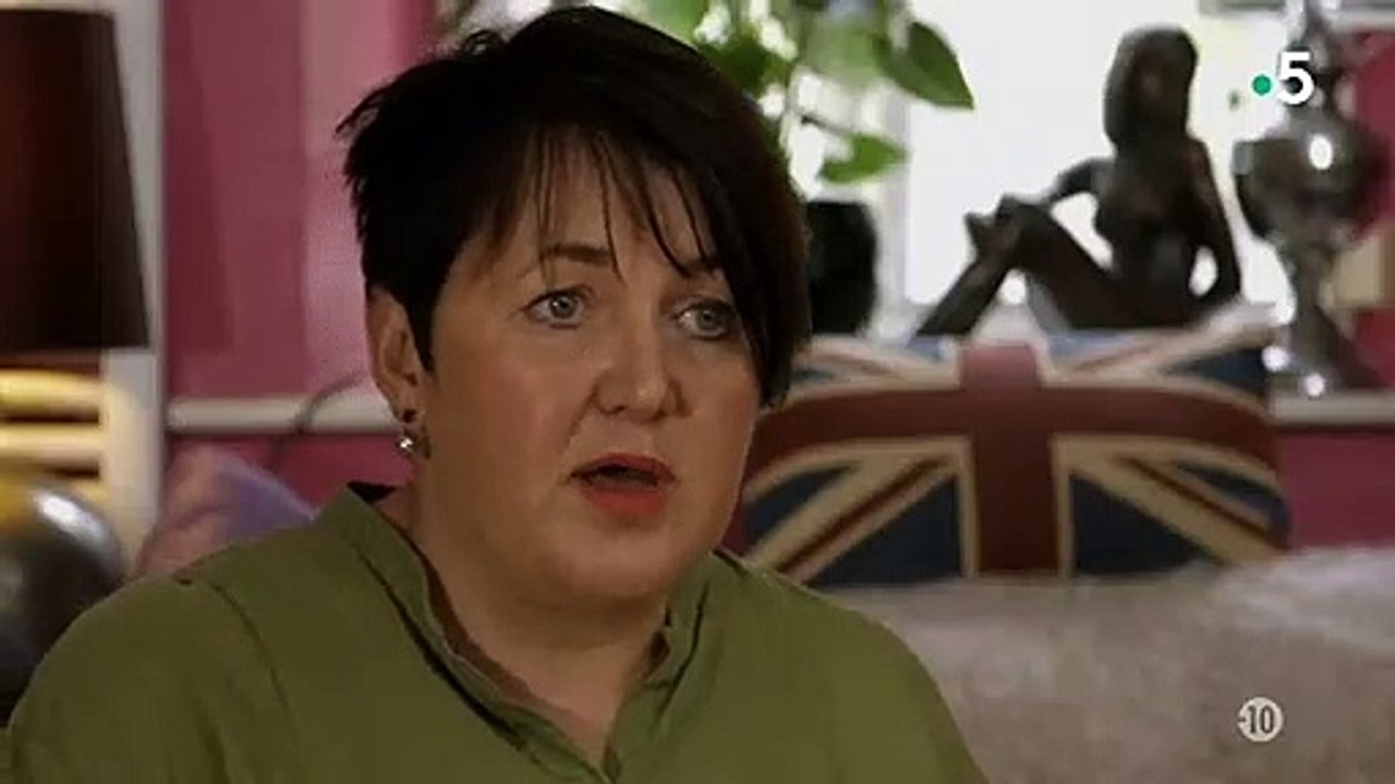 Regardez le témoignage de cette femme qui fait froid dans le dos... Adoptée, elle a été battue par sa famille d'accueil - Vidéo