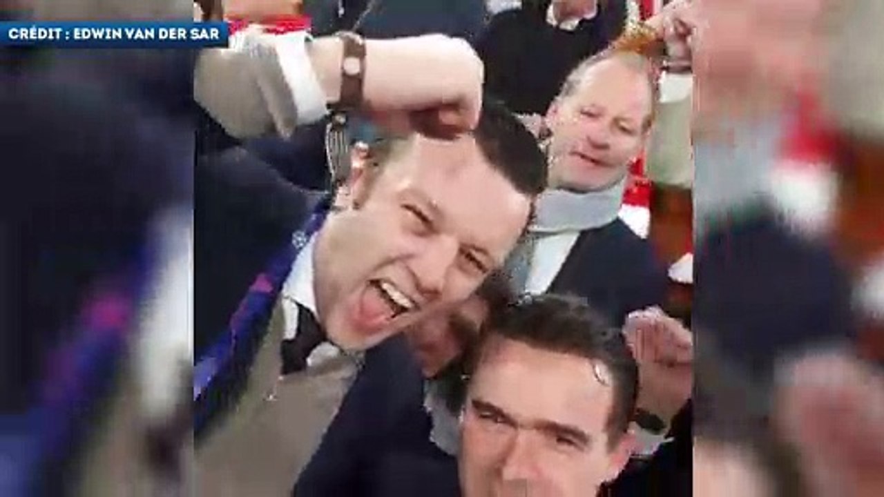 Marc Overmars et Edwin van der Sar fêtent la qualification de l’Ajax avec les supporters