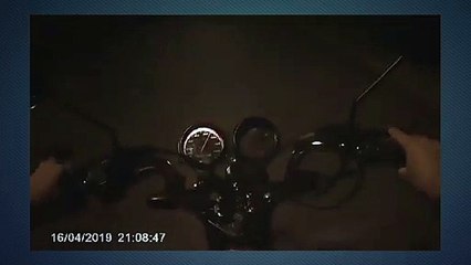 Câmera em capacete do motociclista flagra colisão de trânsito