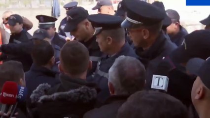 Polici kap për fyti ish-deputetin demokrat