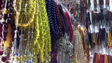 Çocuklarını okutmak için yüz yıllık tespihlerini satışa çıkardı