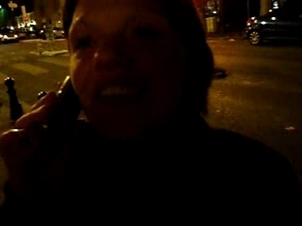 Franfran au tel dans la rue