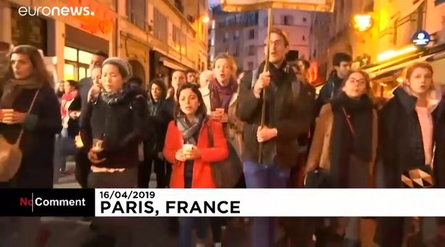 Les catholiques se rassemblent et défilent après l'incendie de Notre-Dame