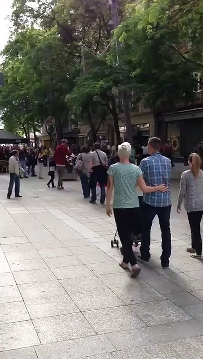 Deux motards de la police patrouillent d’une drôle de façon en plein centre ville