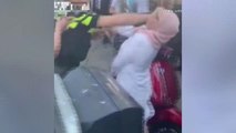 Hollanda Polisinin Başörtülü Kadını Tekmeleyip, Yumruklaması Büyük Tepki Çekti