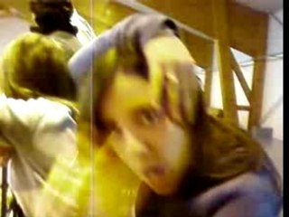 Chloé qui fais le singe