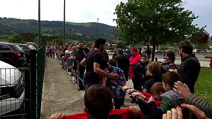 Raúl García y Unai López Firman Autógrafos al Final del Entrenamiento