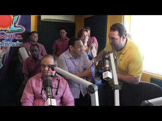 Victor y Maria Elena bailando en cabina musica navideña asalto navideño en Elsoldelamañana