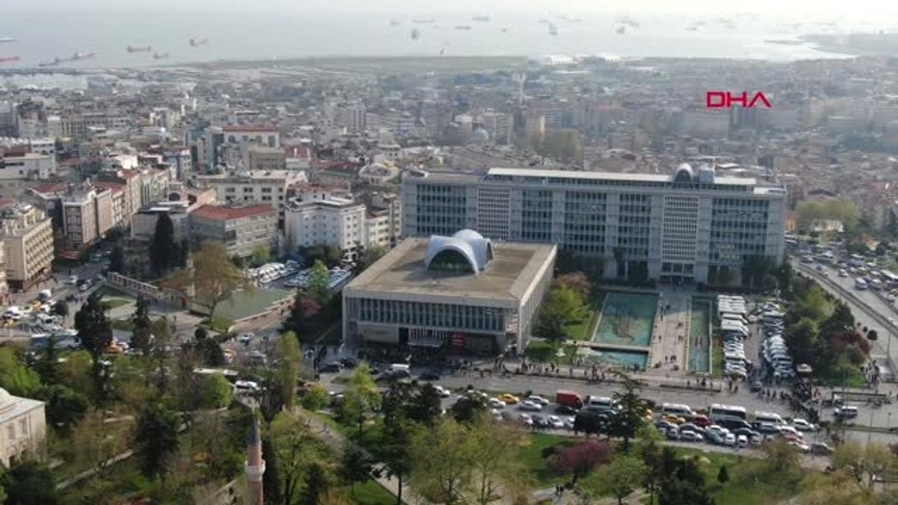 İbb Binası Önünde İmamoğlu Bekleniyor