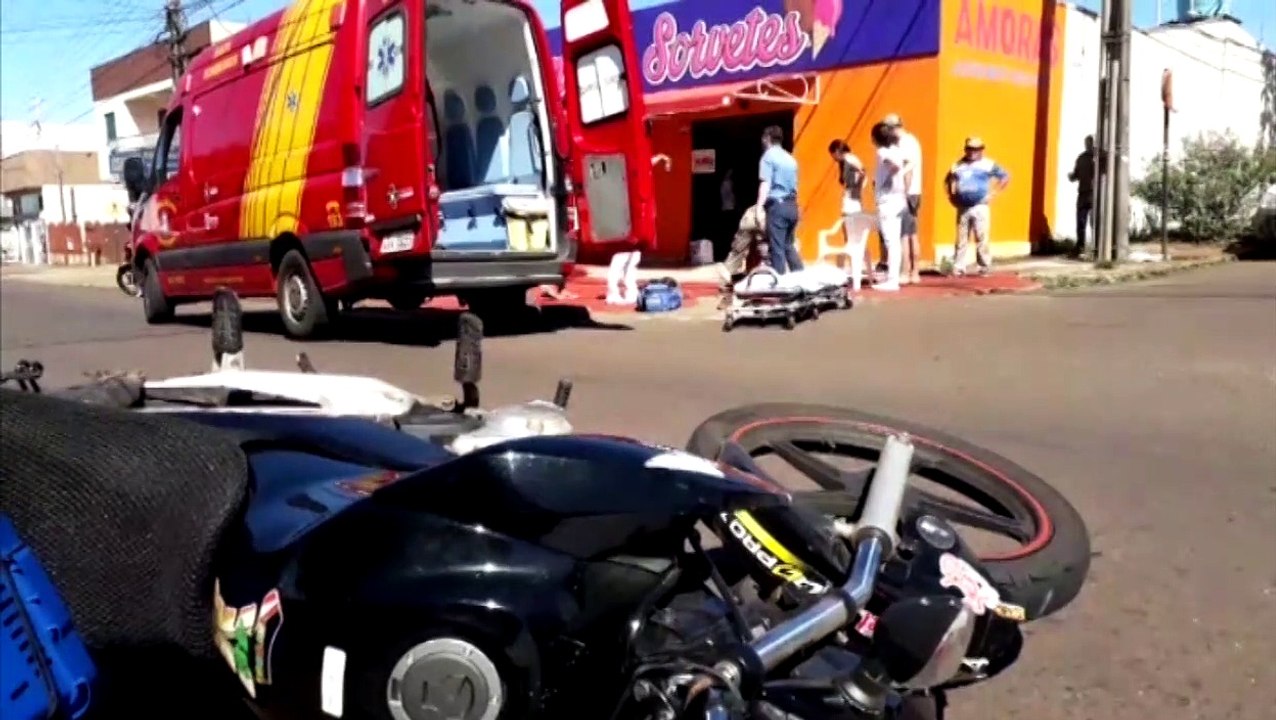 Homem se fere em batida entre carro e moto