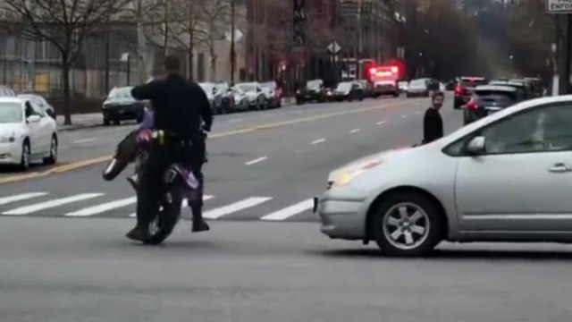 Un policier s'explose au sol en conduisant une motocross qu'il doit placer à la fourrière