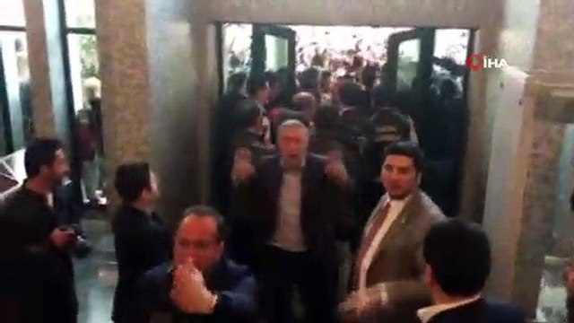 İstanbul Büyükşehir Belediye Başkanı seçilen Ekrem İmamoğlu, Çağlayan’daki İstanbul Adalet Sarayında bulunan İl Seçim Kurulunda mazbatasını aldıktan sonra görevi devralmak için Saraçhane’deki İBB binasına geldi.