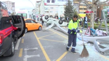 Kontrolden Çıkan Otomobil Otobüs Durağına Çarptı: 2 Yaralı