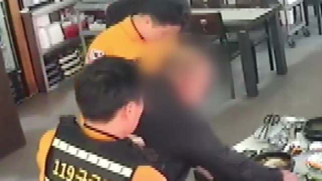 식사 중 갑자기 '쿵'...소중한 생명 살린 응급처치 / YTN