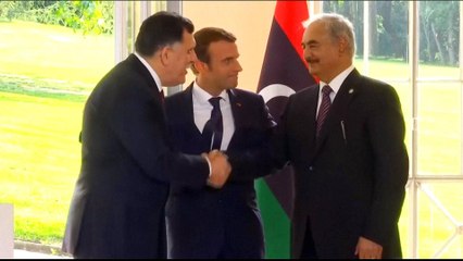 Libya crisis: Tunisia 'disarms' French nationals trying to cross border