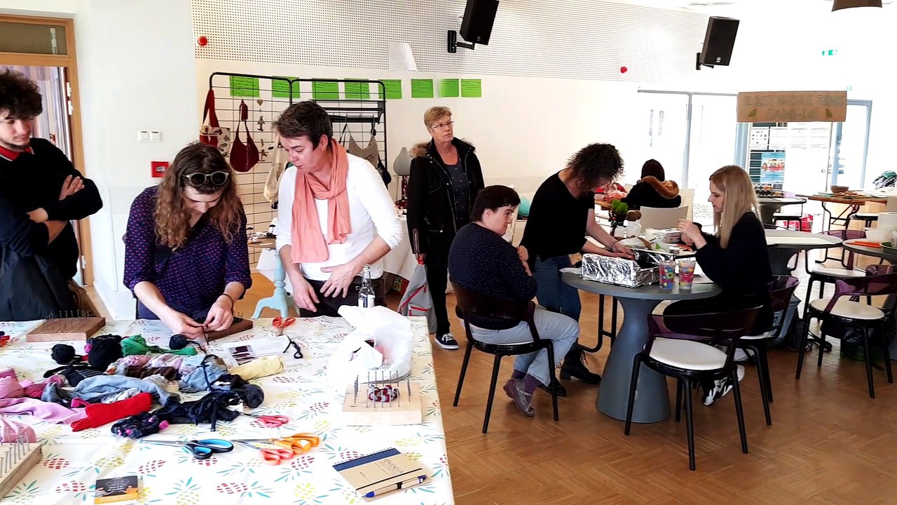Un atelier de fabrication d'éponges avec des vieilles chaussettes au marché des bonnes idées