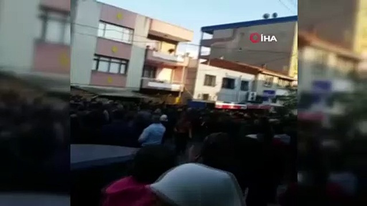 Hafriyat kamyonu kahvehaneye daldı