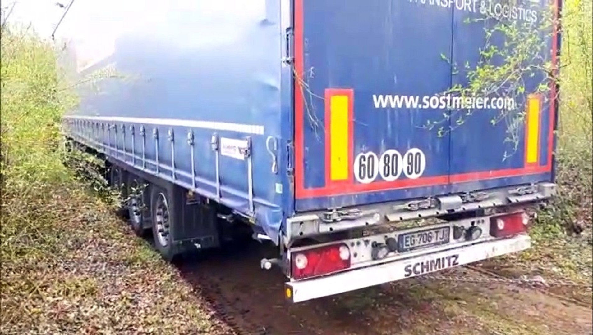 A Moutiers, un semi-remorque de 38 tonnes échoue dans un chemin forestier -  Vidéo Dailymotion